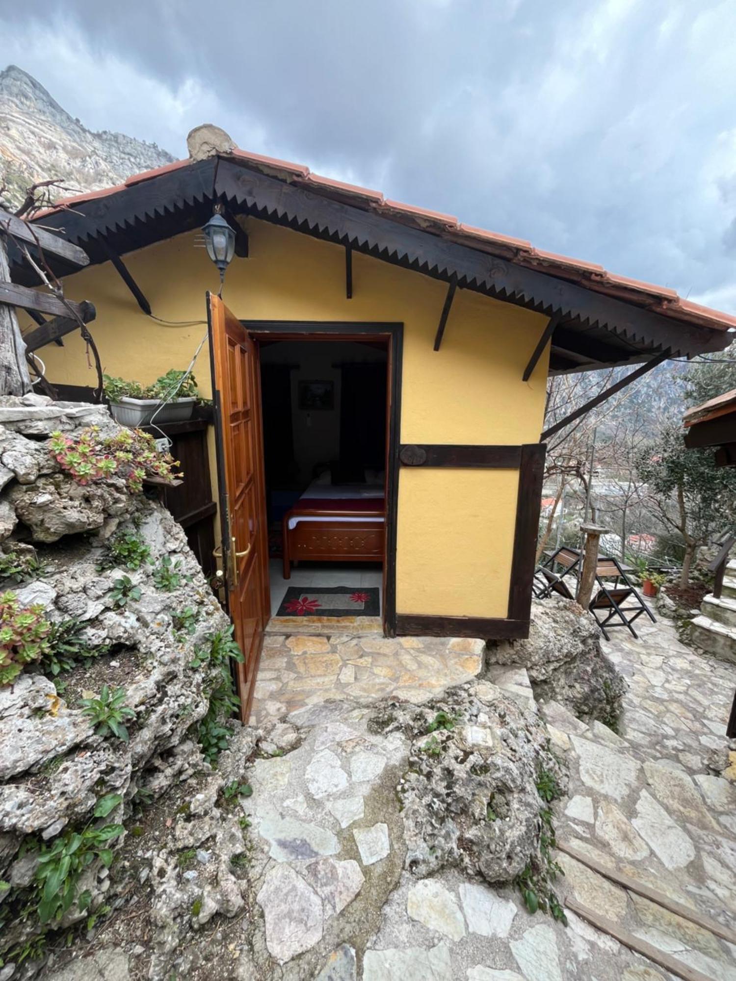 Rooms Emiliano Castle Of Kruja ภายนอก รูปภาพ